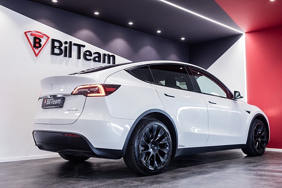 Tesla Model Y 8 of 20