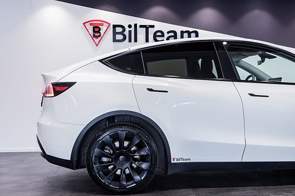 Tesla Model Y 10 of 20