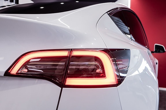 Tesla Model Y 9 of 20