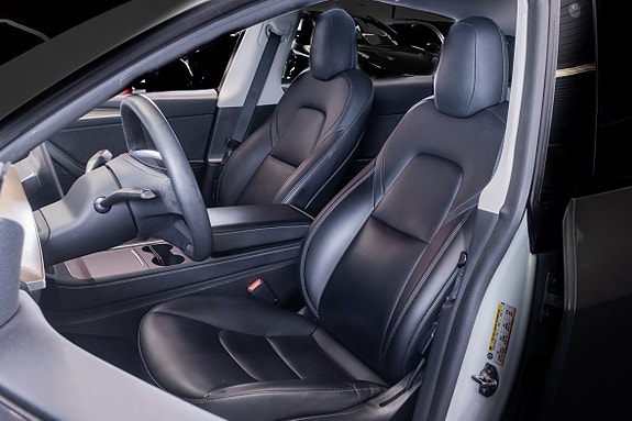 Tesla Model Y 14 of 20