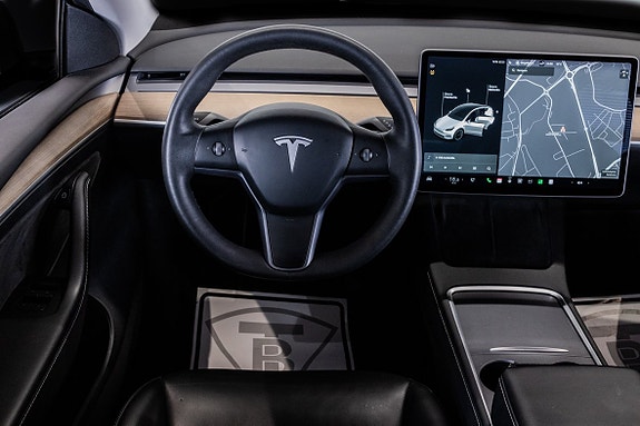 Tesla Model Y 16 of 20