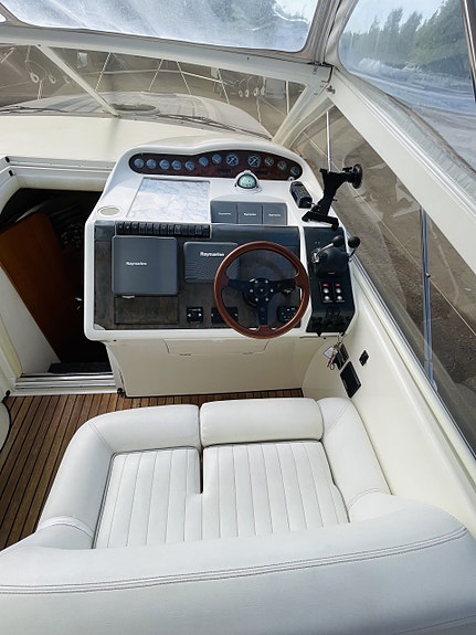 Princess V42 2002 KAD300 3 of 16