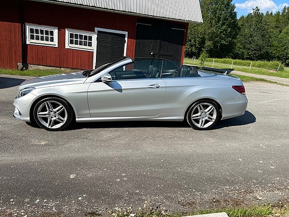 Mercedes-Benz E220 2 of 5