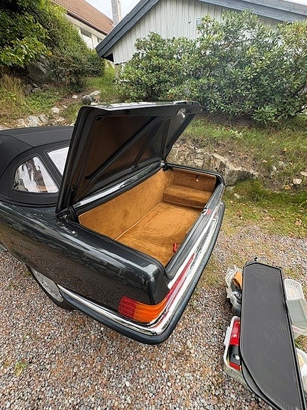 Mercedes-Benz 560 SL 9 of 13