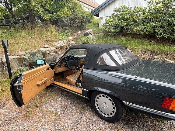 Mercedes-Benz 560 SL 10 of 13