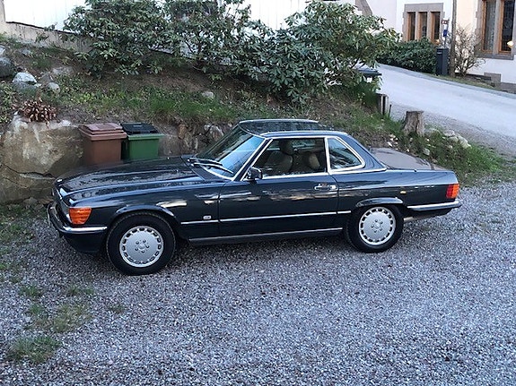 Mercedes-Benz 560 SL 2 of 6