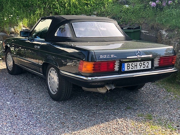 Mercedes-Benz 560 SL 3 of 6