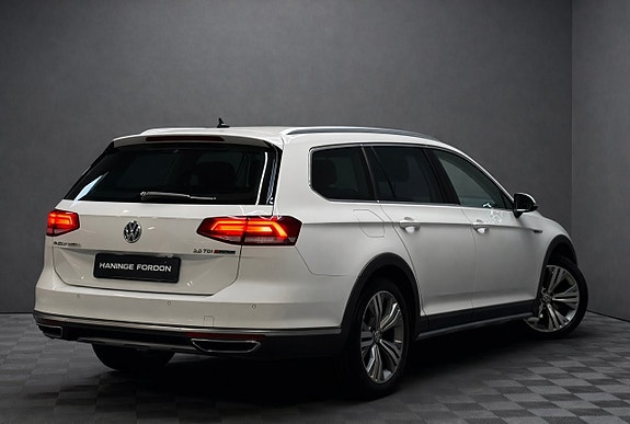 Volkswagen Passat Alltrack 3 of 5