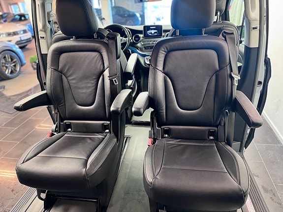 Mercedes-Benz V250 6 of 17