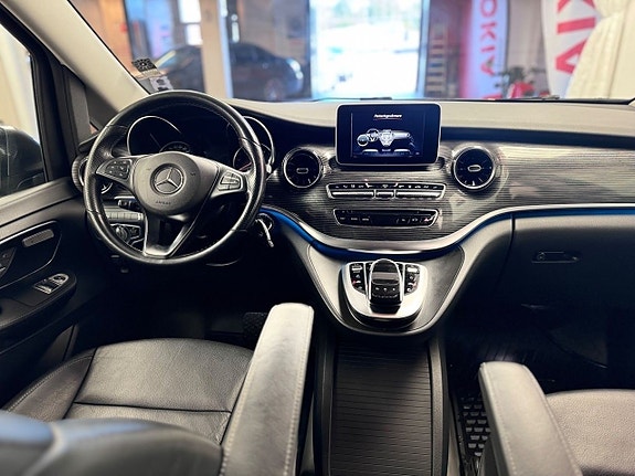 Mercedes-Benz V250 8 of 17