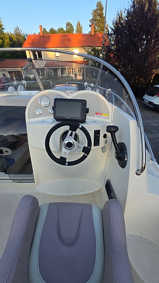 Quicksilver 540 active cabin cruiser 5 of 9