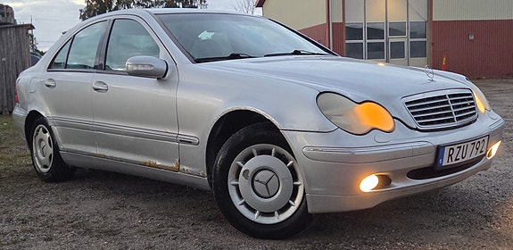 Mercedes-Benz C200 4 of 10