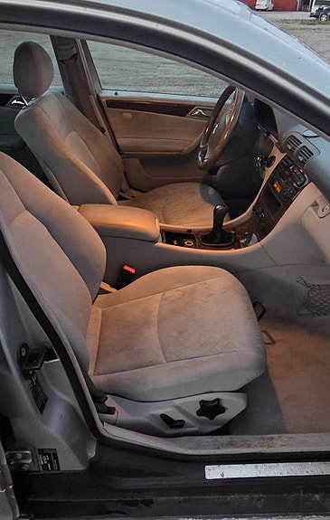 Mercedes-Benz C200 8 of 10