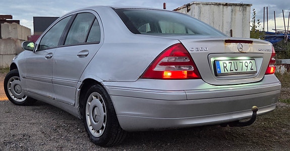 Mercedes-Benz C200 2 of 10