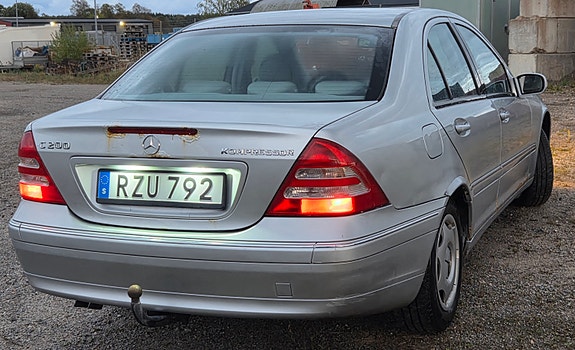 Mercedes-Benz C200 3 of 10