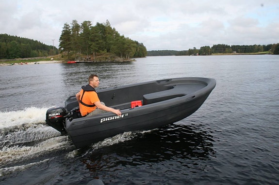 Pioner 12 m Mercury 9.9 EFI