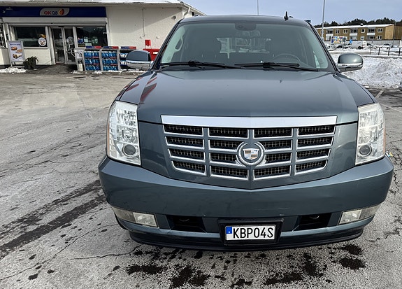Cadillac Escalade 2 of 5