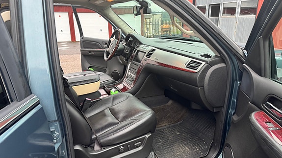 Cadillac Escalade 9 of 17