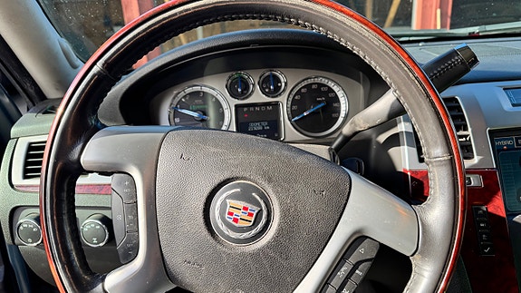 Cadillac Escalade 8 of 17
