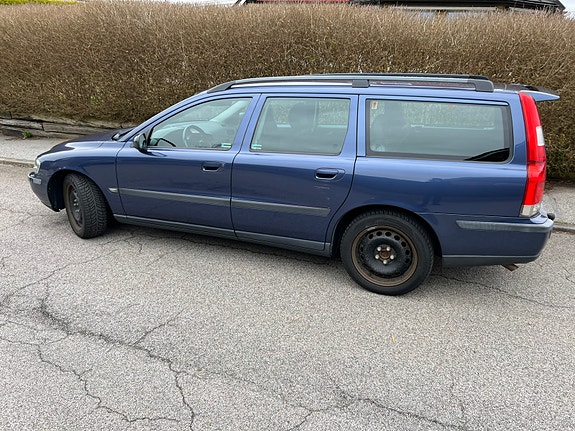 Volvo V70 2 of 8