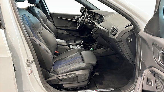 BMW 118i 3 of 5