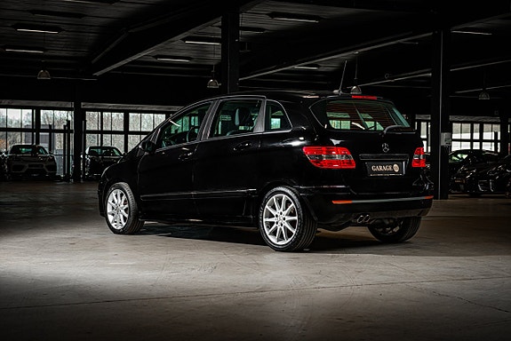 Mercedes-Benz B200 4 of 5