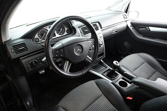 Mercedes-Benz B200 11 of 25