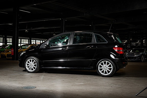 Mercedes-Benz B200 3 of 5