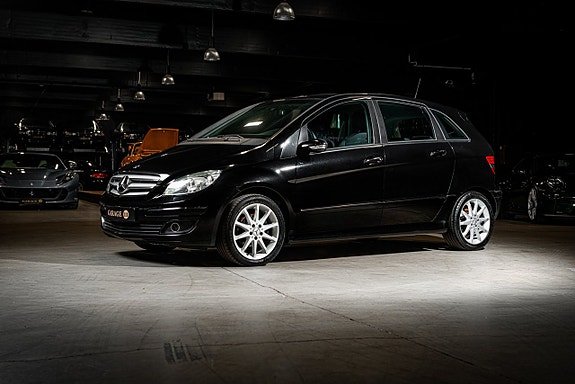 Mercedes-Benz B200 2 of 5