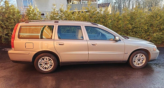 Volvo V70 2 of 5