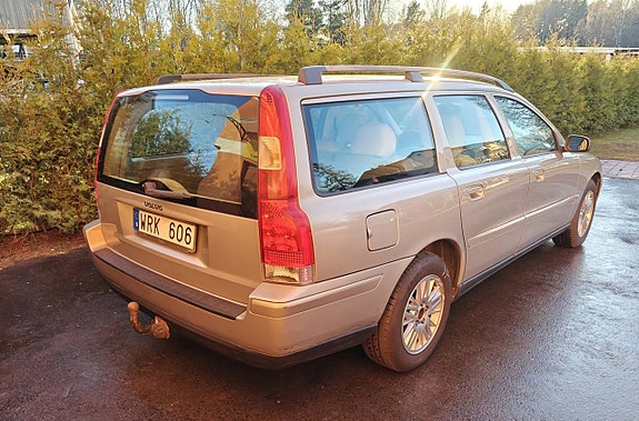 Volvo V70 3 of 5