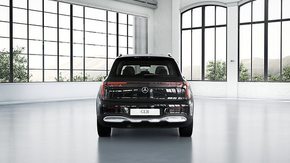 Mercedes-Benz GLB250+ 4 of 5