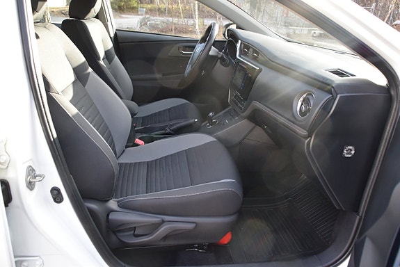 Toyota Auris 9 of 25