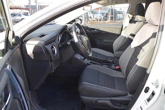 Toyota Auris 8 of 25