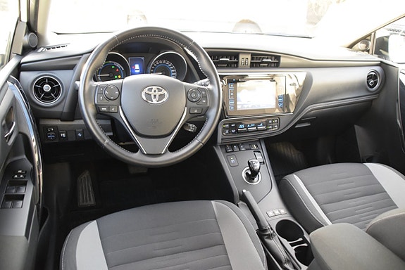 Toyota Auris 7 of 25