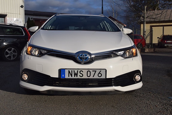 Toyota Auris 2 of 5