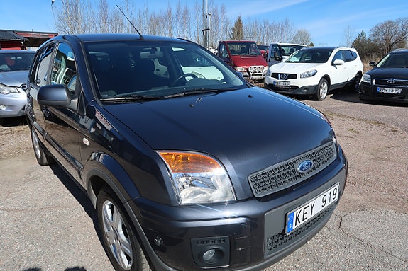 Ford Fusion 4 of 5