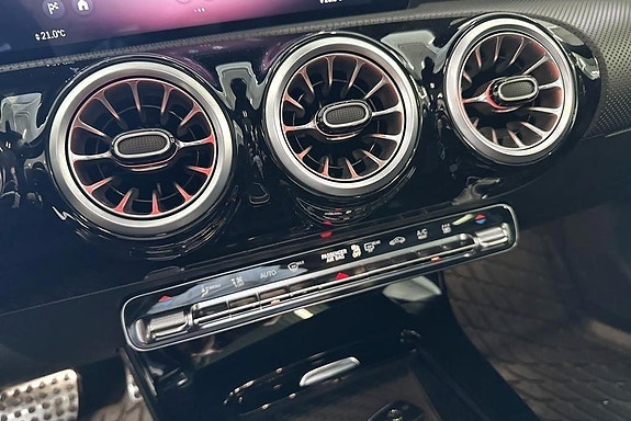 Mercedes-Benz CLA250 13 of 17