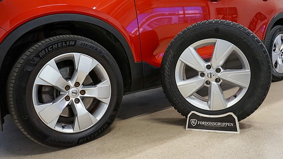 Volvo XC40 2 of 5