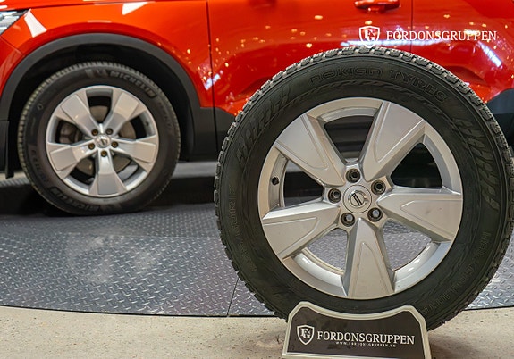 Volvo XC40 2 of 27