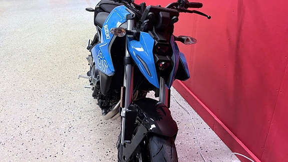 Suzuki GSX -8S 3 of 6