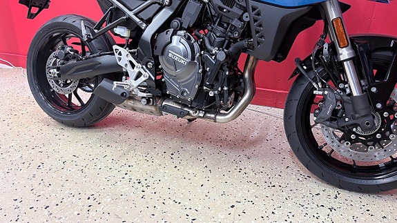 Suzuki GSX -8S 5 of 6