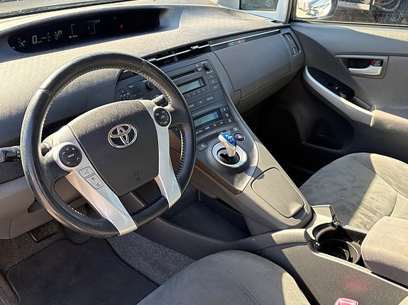 Toyota Prius 4 of 5