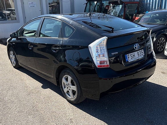 Toyota Prius 2 of 5