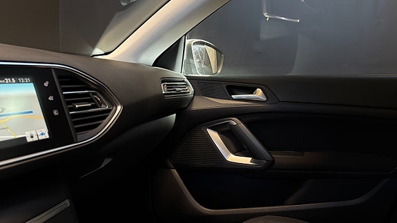 Peugeot 308 SW 18 of 22