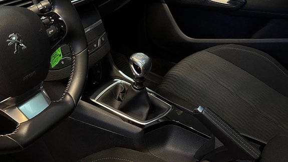 Peugeot 308 SW 13 of 22