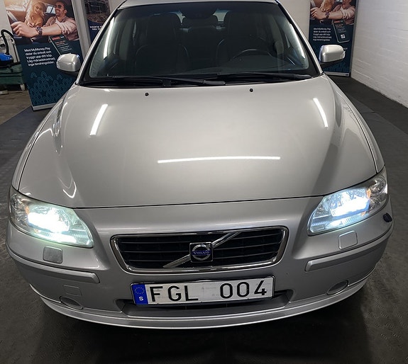 Volvo S60 2 of 5