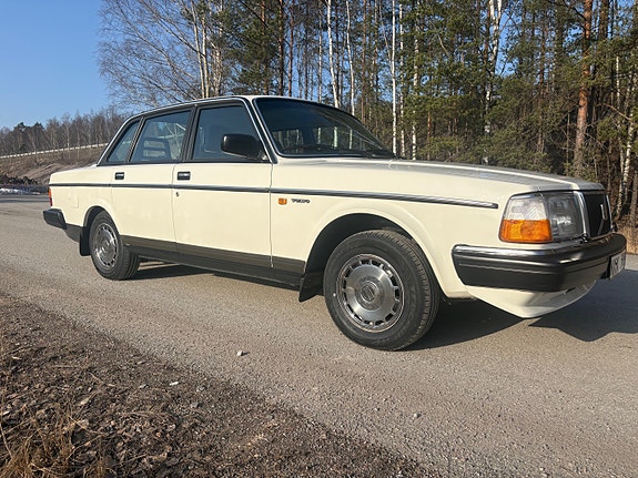 Volvo 240 2 of 5