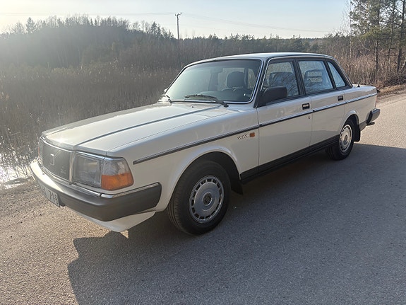 Volvo 240 3 of 5