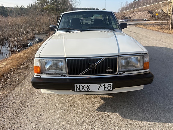 Volvo 240 4 of 5